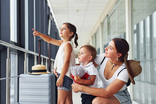 Mãe com filha e filho. Jovem viajante está no hall de entrada no aeroporto. - Foto, Imagem