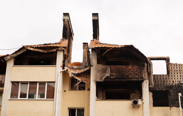 A Rússia destrói casas na Ucrânia. Guerra na Ucrânia - Foto, Imagem