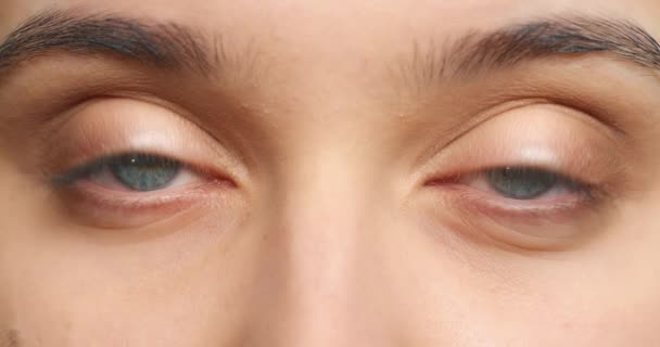 Modré oči, zrak a vidění ženy blikají pro optometrii, wellness a zdravotní péči. Pozorování, vnímání nebo zírání pomocí makra, přiblížení nebo detailu lékařského vyšetření anatomie lidské duhovky. - Záběry, video