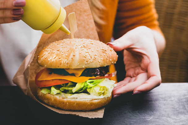 Délicieux burger frais avec frites sur la table en bois noir - Photo, image