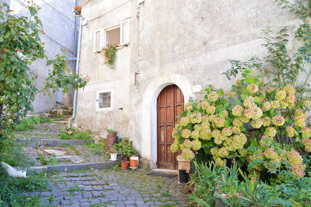Una estrecha calle entre las casas de Fontegreca, un pueblo rural en la provincia de Caserta en Italia. - Foto, Imagen