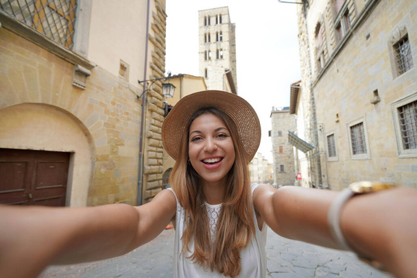 Self portrait of beautiful tourist girl in the historic town of Arezzo, Tuscany, Italy - Фото, изображение