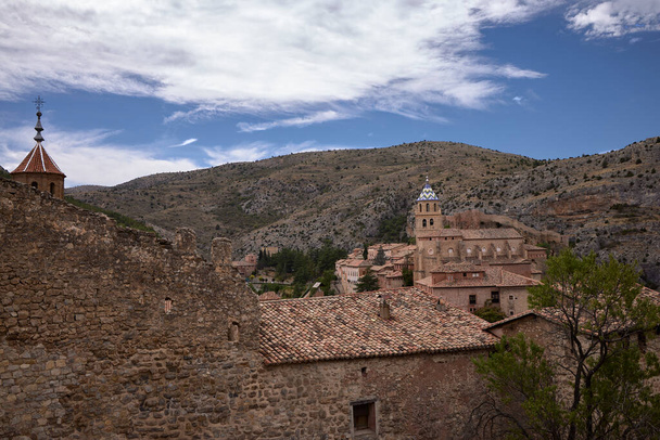 Albarracn (Espanja), 9. syyskuuta 2022. Tämä kaupunki kuuluu maakuntaan Teruel (Aragn), se on ollut kansallinen muistomerkki vuodesta 1961. Sen linna on peräisin arabien linnoituksesta.. - Valokuva, kuva