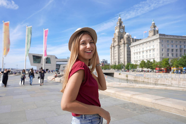 Liverpool, İngiltere 'nin merkezindeki rıhtımda yürüyen gülümseyen kız. - Fotoğraf, Görsel