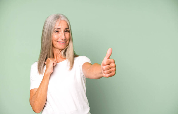 gray hair pretty woman feeling proud,smiling positively with thumbs up. copy space concept - Foto, afbeelding