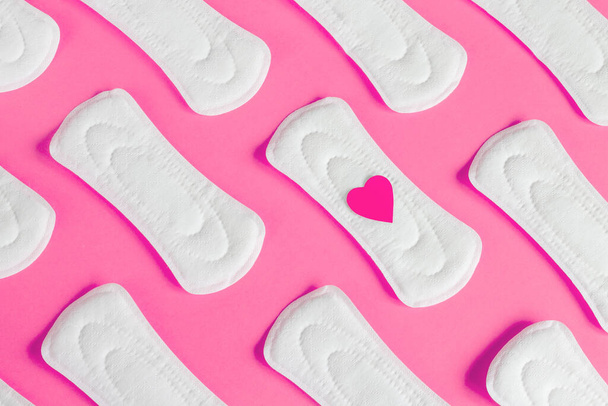 Almofadas menstruais femininas em fundo rosa, saúde da mulher, conceito de ciclo de períodos femininos - Foto, Imagem