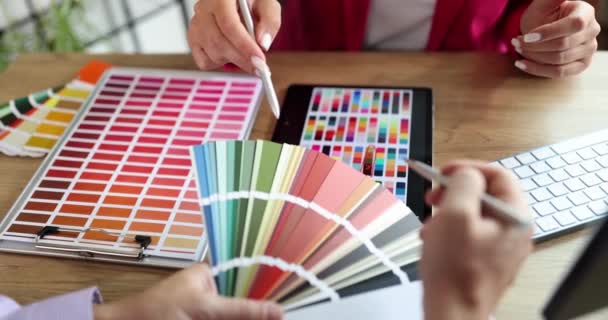 Γυναίκα σχεδιαστές συμβουλεύονται πελάτη κοιτάζοντας χρώμα Swatch. Σχεδιαστής εσωτερικών χώρων παρουσιάζει επιλογή δειγμάτων χρωμάτων - Πλάνα, βίντεο