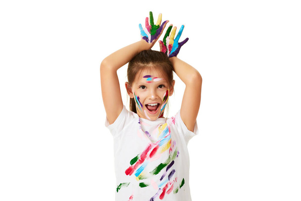 αστείο κοριτσάκι με τα χέρια βαμμένα σε πολύχρωμο χρώμα απομονώνονται σε λευκό φόντο. - Φωτογραφία, εικόνα