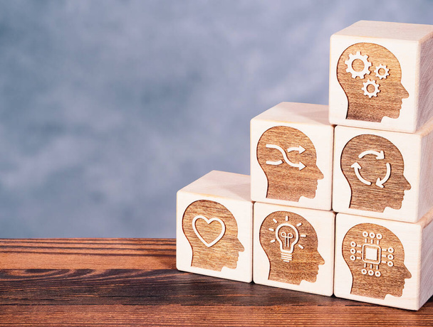 Символы мягкой силы на деревянных кубиках как концепция расширения возможностей управления - Фото, изображение
