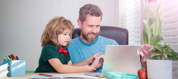 家庭でノートパソコンを持つ父と息子の家庭の学校のバナー、陽気な父と息子は自宅でコンピュータを使用します。家族ブログだ。少年は私立の先生と宿題をして - 写真・画像