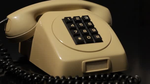Close-up zicht op een oude telefoon wijzerplaat. Antieke witte telefoon. Ouderwets. Klassieke telefoon. - Video