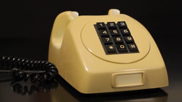 Vista de cerca en un dial de teléfono de estilo antiguo. Teléfono blanco antiguo. A la antigua. Teléfono clásico. - Metraje, vídeo