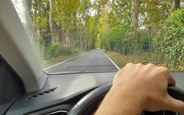 Auto rijden op een landweg in de herfst - Foto, afbeelding