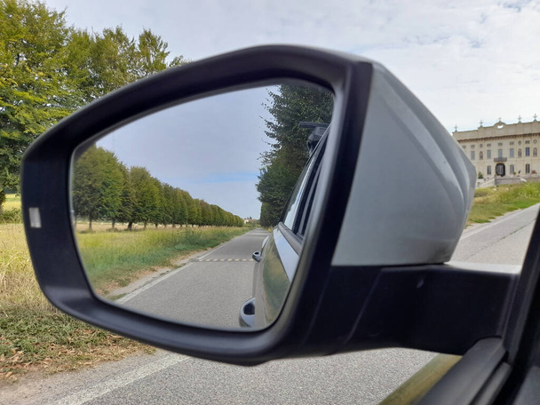 Зеркало заднего вида автомобиля - вождение в сельской местности - Фото, изображение