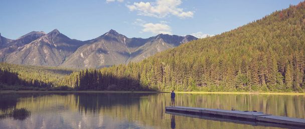 Tyyni kohtaus vuoristojärven rannalla Kanadassa
 - Valokuva, kuva