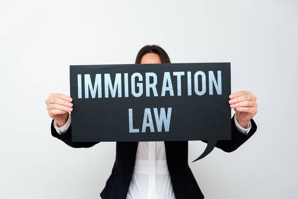 Inspiraatio osoittaa merkki Maahanmuutto LawMaahanmuutto kansalaisen on laillista matkoilla, liikeidea Kansalaisen maastamuutto on laillista matkoilla - Valokuva, kuva