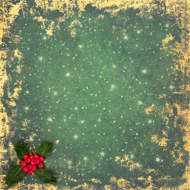 Зимове Різдво та Новий рік. Холлі і червоні ягоди на гранжевому зеленому фоні. Традиційна різдвяна природна межа для курортного сезону
. - Фото, зображення