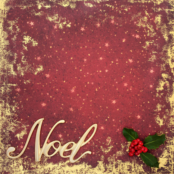 Gold Noel υπογράψει σε grunge κόκκινο φόντο με Holly και μούρα. Minimal border εορταστικό Χριστουγεννιάτικο χαρούμενο αφηρημένο σχέδιο για την εορταστική περίοδο. - Φωτογραφία, εικόνα