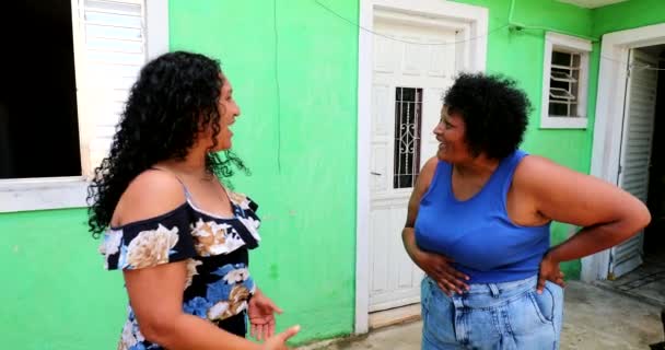 Mujeres hispanas chismorreando en conversación emocional. Hablan las latinas - Imágenes, Vídeo
