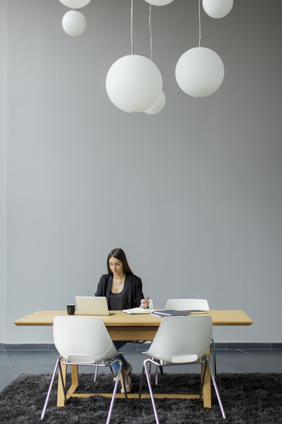 mujer joven en la oficina - Foto, Imagen