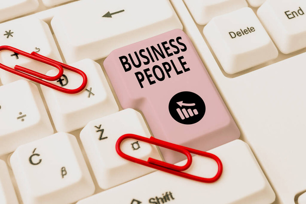 Рукописний знак Ділові Люди, які працюють в бізнесі, особливо на вищому рівні, Інтернет-концепція Люди, які працюють в бізнесі, особливо на вищому рівні
 - Фото, зображення