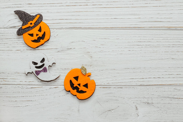 Juguete fantasma y calabaza Jack hecho de fieltro en una mesa de madera, decoración de Halloween. - Foto, Imagen