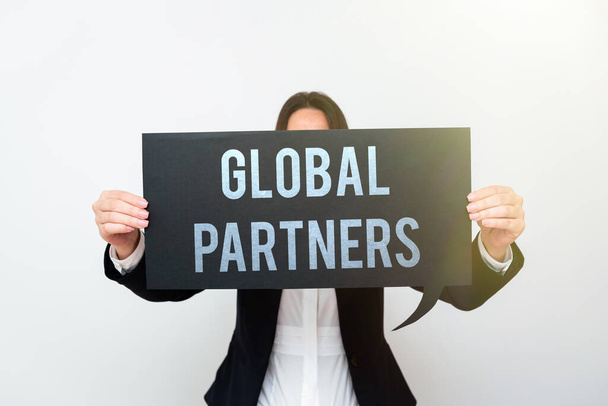 Εγγραφή κειμένου Global PartnersΔύο ή περισσότερες εταιρείες από διαφορετικές χώρες εργάζονται ως ομάδα, Επιχειρηματική ιδέα Δύο ή περισσότερες εταιρείες από διαφορετικές χώρες εργάζονται ως ομάδα - Φωτογραφία, εικόνα