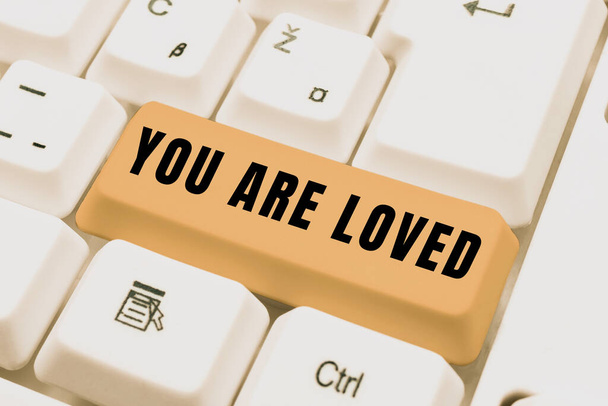 Schreiben Anzeigetext You Are Loved, Internet-Konzept Jemand liebt dich hat starke Gefühle glücklich aufgeregt - Foto, Bild
