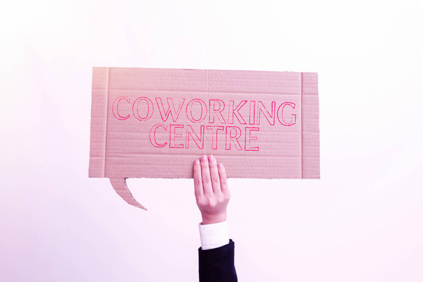 Conceptuele bijschrift Coworking Centregedeelde werkplek vaak kantoor en onafhankelijke activiteit, Conceptuele foto gedeelde werkplek vaak kantoor en onafhankelijke activiteit - Foto, afbeelding