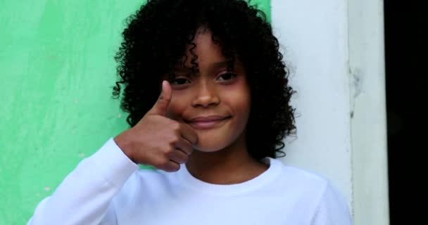 Positief kind geeft duim omhoog, bevestiging positief - Video