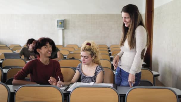 Jóvenes multirraciales que estudian en el aula universitaria - Concepto educativo - Metraje, vídeo