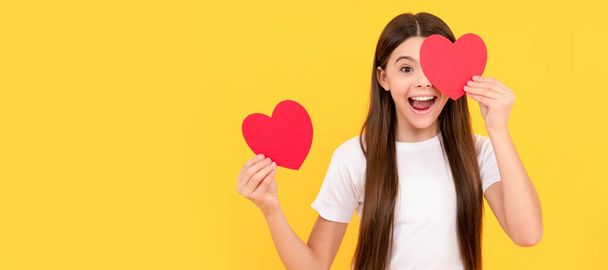 portrait of child with heart. happy valentines day. be my valentine. teen girl. Kid girl portrait with heart love symbol, horizontal poster. Banner header with copy space - Fotoğraf, Görsel