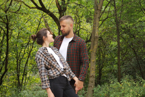 ein verliebtes Paar im Freien im Wald - Foto, Bild