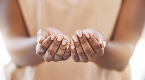 Φιλανθρωπία, ανοιχτά χέρια και μια προσευχόμενη γυναίκα σε μια χριστιανική εκκλησία λατρείας για πνευματική ευεξία. Κλείσιμο των παλάμες ενός κοριτσιού από την Αφρική στη φτώχεια με δούναι και λαβείν χειρονομία σε μια εκδήλωση υποστήριξης της κοινότητας. - Φωτογραφία, εικόνα