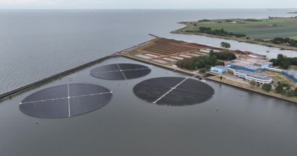 Drijvende draaibare zonnepanelen. Grootschalige opwekking van duurzame energie zonnestelsel. Groene elektriciteitswinning uit de zon op het binnenzwembad drijft. - Video