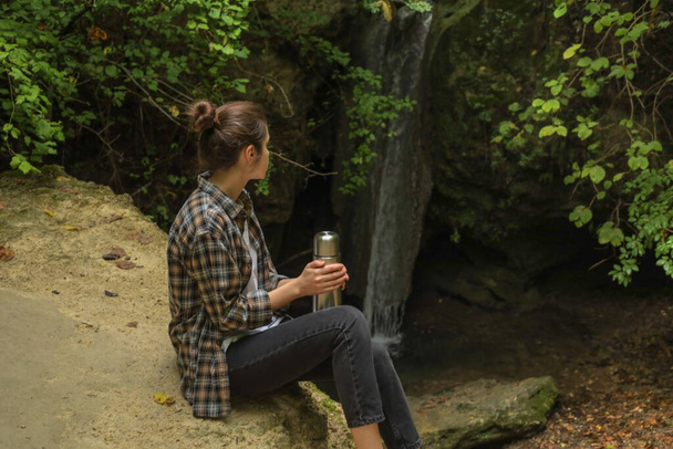 menina na floresta com uma garrafa térmica - Foto, Imagem