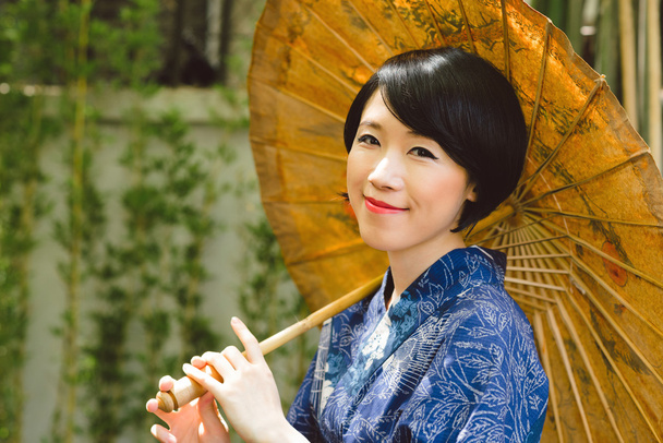 Hymyilevä aasialainen nainen
 - Valokuva, kuva