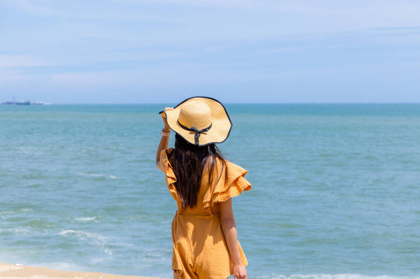 Travel woman look at the sea - Photo, Image