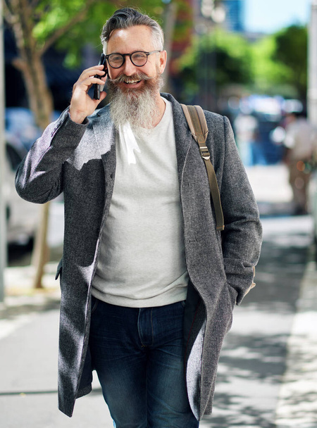κομψό επιχειρηματίας που χρησιμοποιεί το smartphone έχει τηλεφωνική κλήση με τα πόδια στο δρόμο της πόλης. - Φωτογραφία, εικόνα