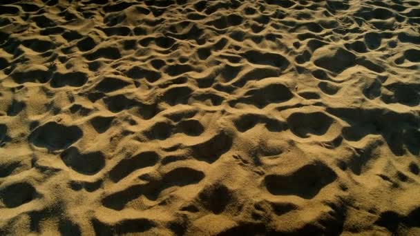 Primo piano della spiaggia di sabbia turchese con acque limpide di Mylopotas in Ios Grecia - Filmati, video