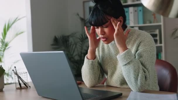 Hoofdpijn, stress en burn-out voor vrouwen met laptop en angst over schrijvers blok voor social media content schrijven. Geestelijke gezondheid, pijn en hersenvermoeidheid voor digitaal online nieuws thuiswerker op afstand. - Video