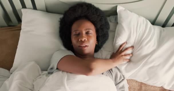 Gefrustreerde bedekking en gezicht met kussen zwarte vrouw in de slaapkamer wakker moe schreeuwen, schreeuwen en boos in de ochtend. Slapeloosheid Afrikaans meisje in woede of huilen om slapende stress, probleem of fout. - Video