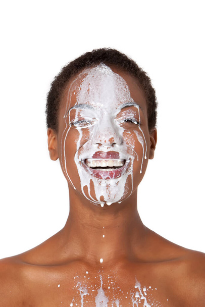 Africká Američanka s mlékem na tváři - Fotografie, Obrázek