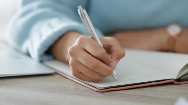 Ręce, pisanie i książka kobiety z długopisem w dzienniku, pamiętniku lub notatniku w domu. Dłoń kreatywnej pisarki na papierze plan, pomysł lub przypomnienie o celach biznesowych na stole lub biurku. - Materiał filmowy, wideo