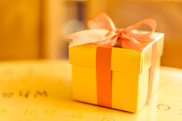 caixa de presente dourado
 - Foto, Imagem