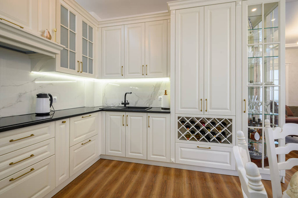 Bílý luxusní moderní klasický kuchyňský nábytek s věšákem na víno, rohový výhled - Fotografie, Obrázek