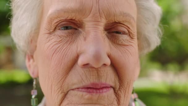 老人ホームで老人ホームの外の自然、顔のしわや高齢者の女性。灰色の髪、引退し、夏には庭だけでおばあちゃんの肖像画。孤独な老婦人のための精神医療 - 映像、動画