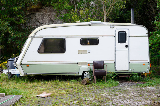 Caravan abandoned and dumped in park waiting to be removed UK - Foto, Imagen
