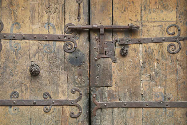 Bir antik metal ile eski ahşap kapı kilidi, Villefranche de Conflent, Fransa. - Fotoğraf, Görsel