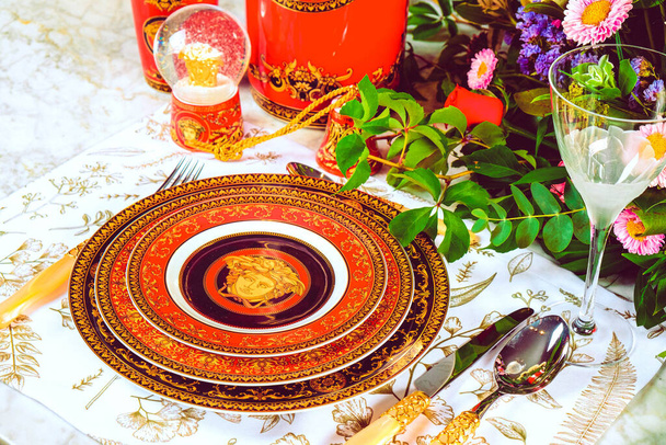 hermoso plato y flores coloridas perfectas frescas de pie en la mesa de lujo - Foto, imagen